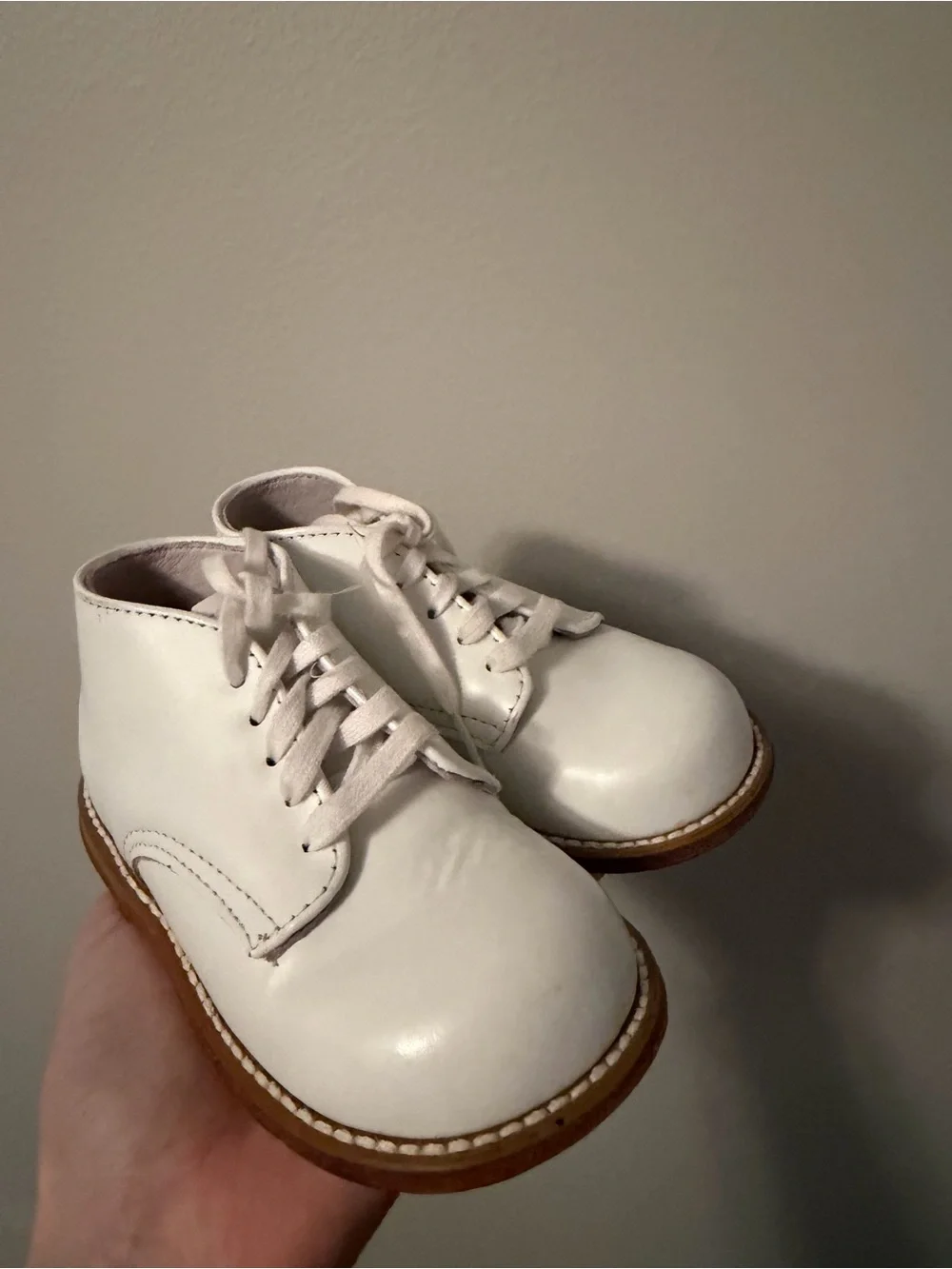 Footmates White Leather Lace-Up Shoes